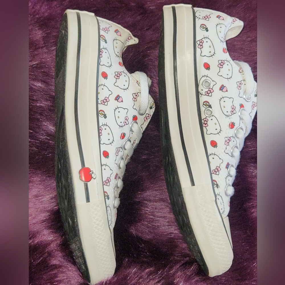 Low Top Hello Kitty Converse Chuck Taylor All Star Women Size 7 - Picture 3 of 7